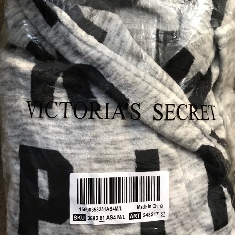 PINK/VS- Grey/Blk “Pink” Logo Fleece Robe- Grey/Black M/L (NWT)